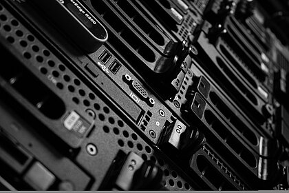 Nicht alle Geschäftsmodelle können in die Cloud verlagert werden. Ein Großteil der Kommunikation und Vorgangsbearbeitung lässt sich jedoch effizient digital abbilden Nicht alle Geschäftsmodelle können in die Cloud verlagert werden. Ein Großteil der Kommunikation und Vorgangsbearbeitung lässt sich jedoch effizient digital abbilden