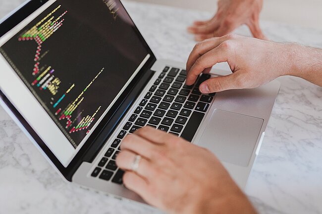 DevOps helfen bei der Prozessoptimierung zwischen Softwareentwicklung und operationalen IT-Teams DevOps helfen bei der Prozessoptimierung zwischen Softwareentwicklung und operationalen IT-Teams