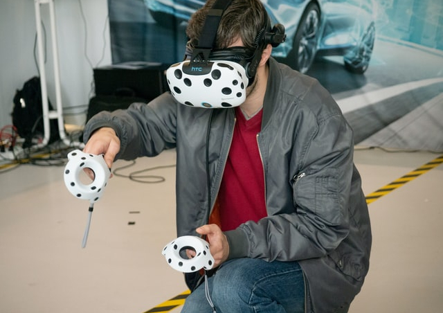 Mittels Virtual Reality konfigurieren Kaufinteressenten ihr Wunschauto auf Multi-Touch-Tables – bei gleichzeitiger Ansicht auf raumhohen Videowalls